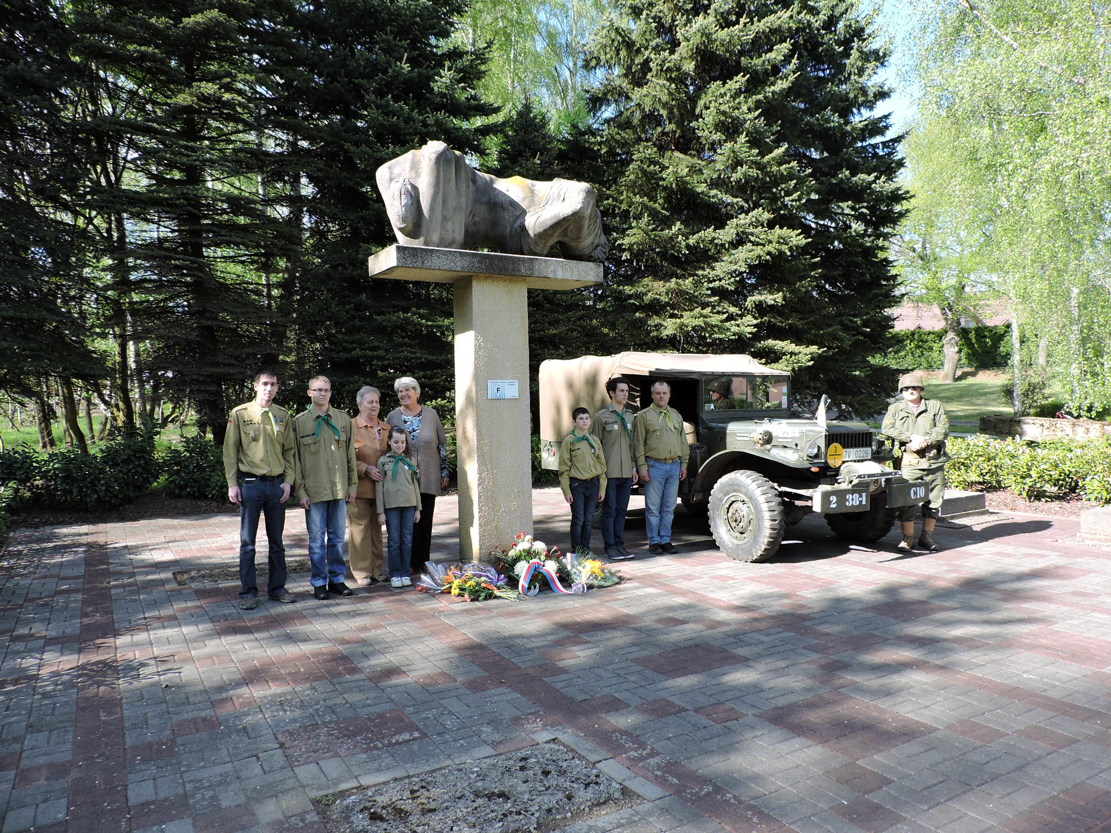 Společné foto Pionýrů, Svazu bojovníků za svobodu a členem Military.jpg