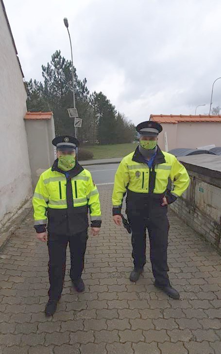 Strážníkům pionýrské roušky docela ladí s uniformami.